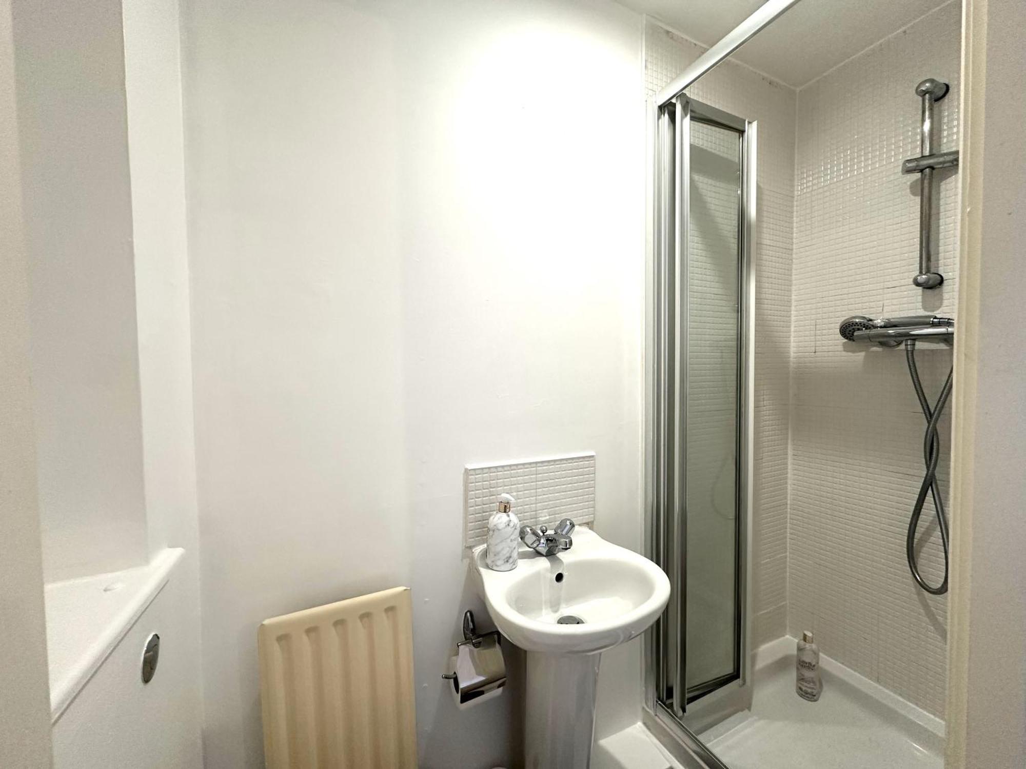 Private Room With En-Suite And Parking In Shared Flat Глазго Экстерьер фото